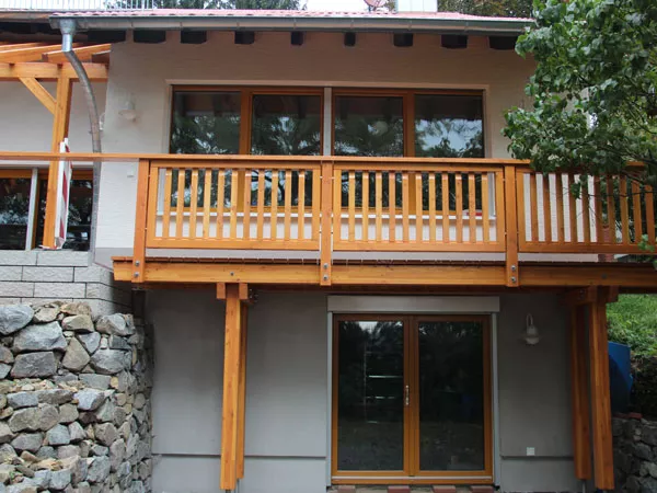 Ein sanierter Balkon mit Holzfassade auf Stützen