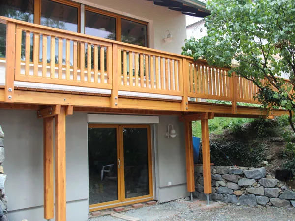 Ein sanierter Balkon mit Holzfassade auf Stützen