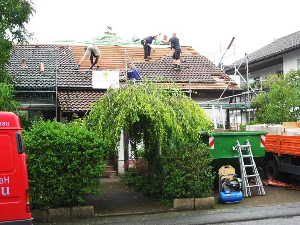 Ein Dach eines Familienhauses wird neu eingedeckt