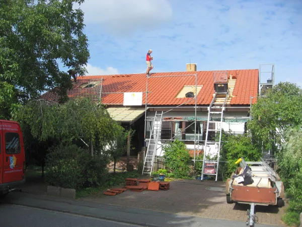 Ein Dach eines Familienhauses wird neu eingedeckt