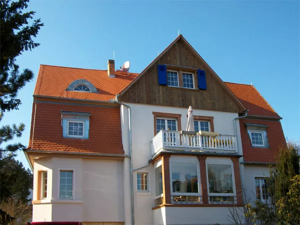 Ein Dachstuhl wurde mit Holz neu saniert