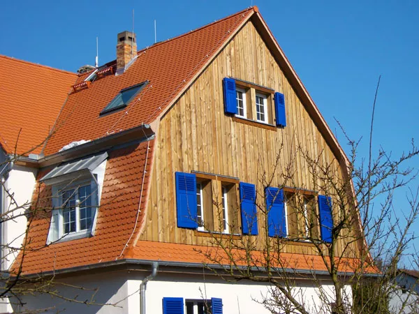 Ein Dachstuhl wurde mit Holz neu saniert