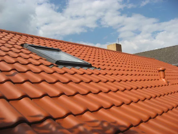 Ein EInfamilienhaus mitneuen Dachziegeln