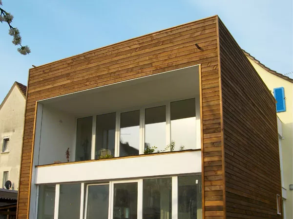 Ein modernes Haus wurde die Fassade mit Holz verkleidet