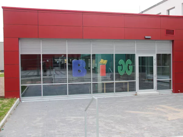 Ein Gebäude wurde mit einer roten Holzhausfassade saniert