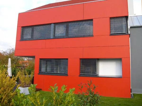 Ein Haus wurde mit einer roten Holzhausfassade saniert