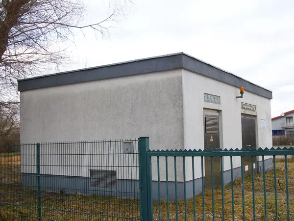 Das weiße Trafohaus wurde die Fassade erneuert