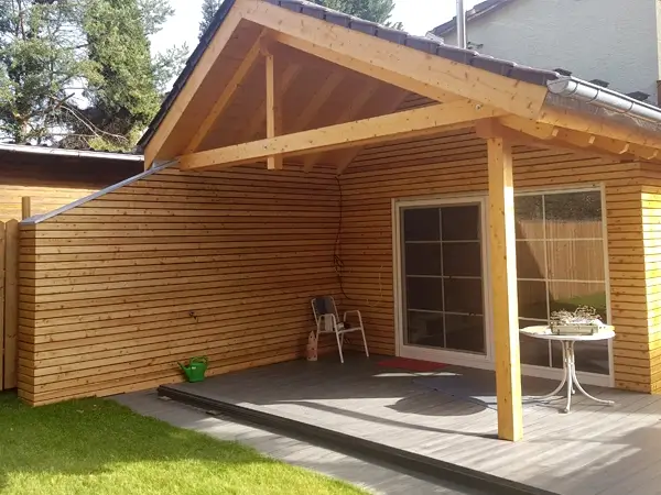 Schöner neuer Dachstuhl aus Holz und einer Holzterrasse