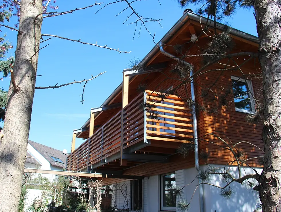 Ein großer Holzbalkon auf Stützen
