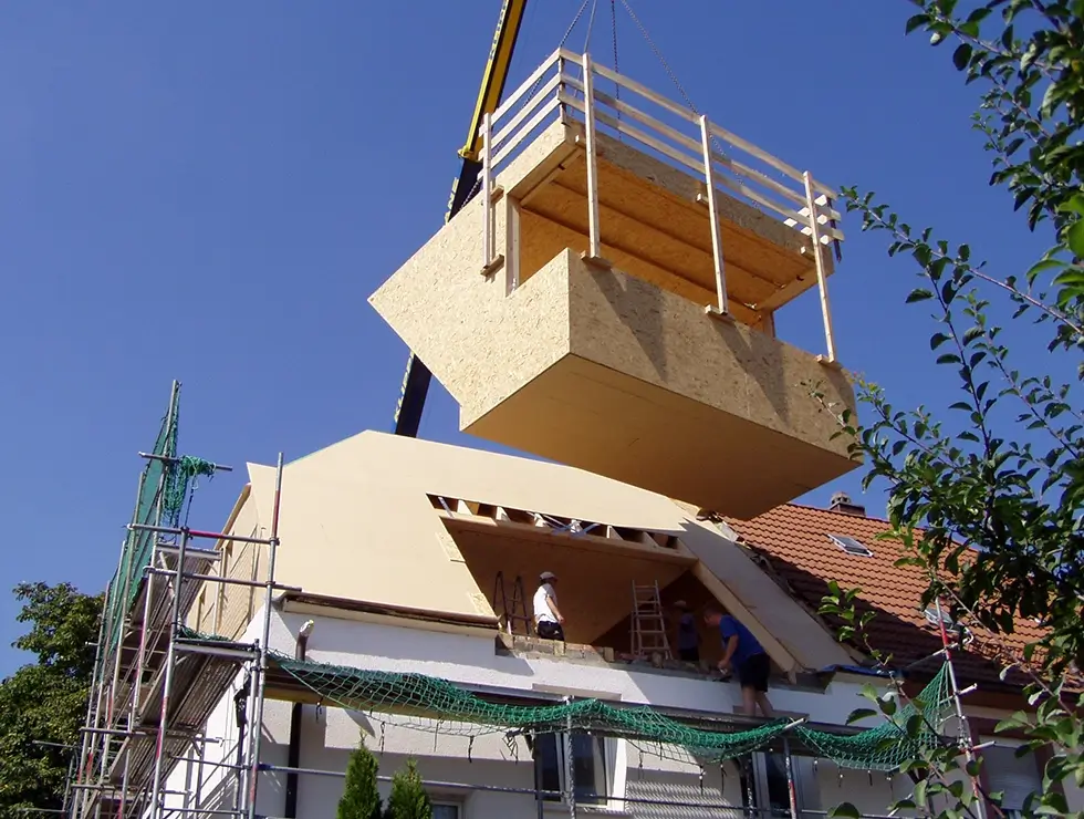 Gaubenanbau in Holzrahmenbauweise wird von einem Kran geliefert