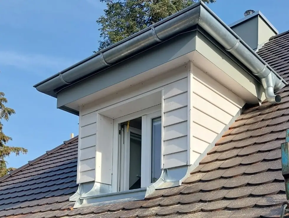 EIne Dachgaube wurde neu saniert auf einem Dach eines Hauses