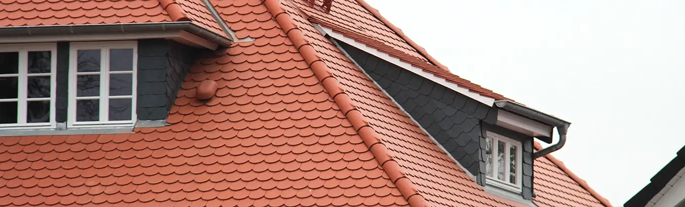 EIn Dach einen Hauses wurde mit neuen Dachziegel saniert