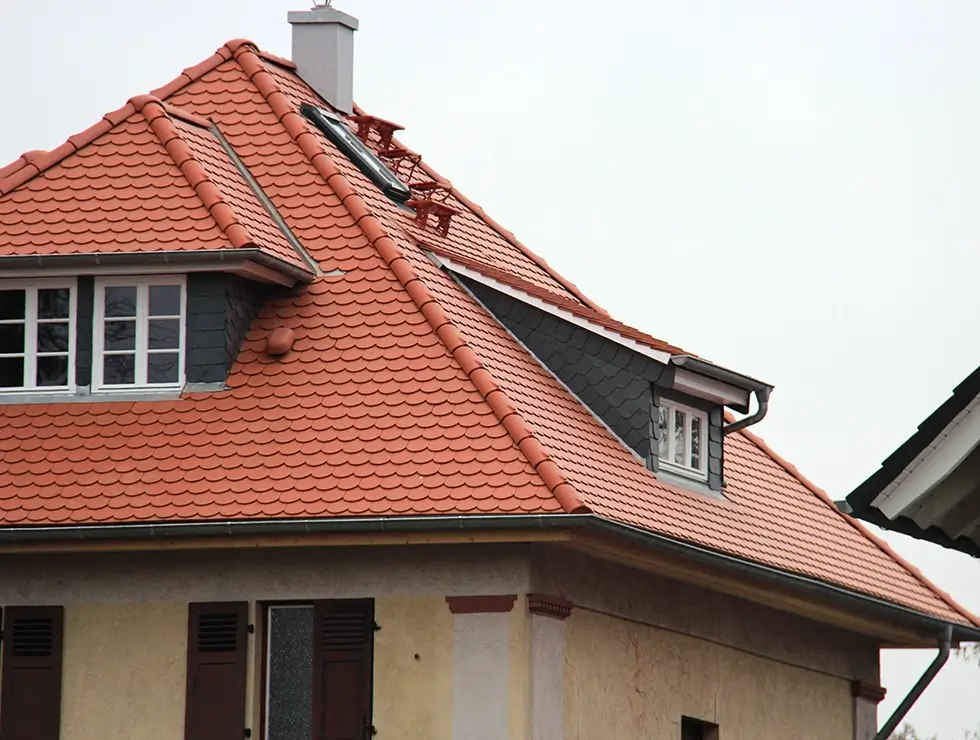 EIn Dach einen Hauses wurde mit neuen Dachziegel saniert