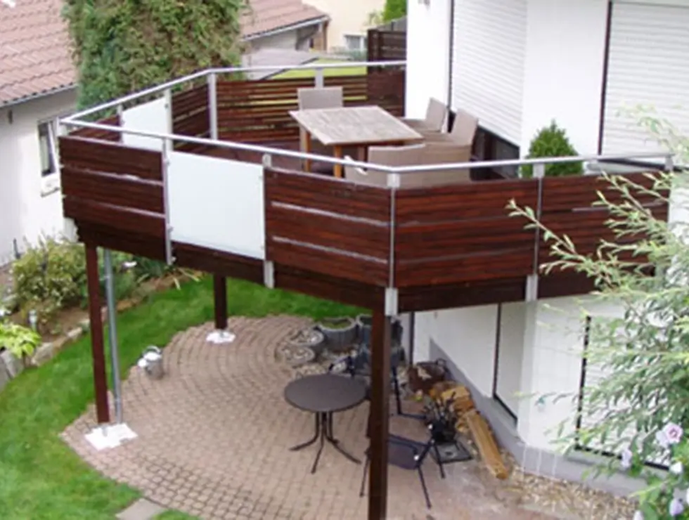 Holzbalkon mit Stützen