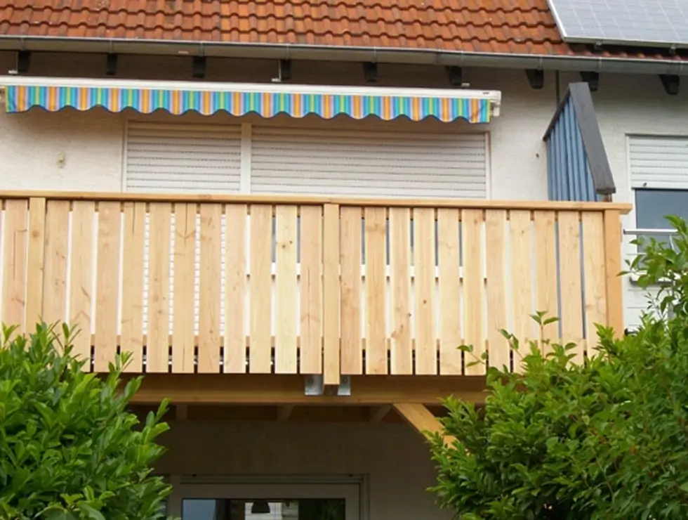 Ein sanierter Balkon mit Holzfassade